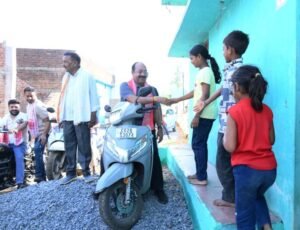 स्कूटी पर निकले उप मुख्यमंत्री अरुण साव, नगर भ्रमण कर विकास कार्यों का लिया जायजा