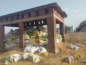 नवनिर्मित शवदाह संस्कार का जगह बना धान भूसा एवं बोरी रखने की जगह  |  बहुत नजदीक में संचालित होता है शासकीय धान खरीदी केंद्र  |  मामला ग्राम सरईसेत का  |